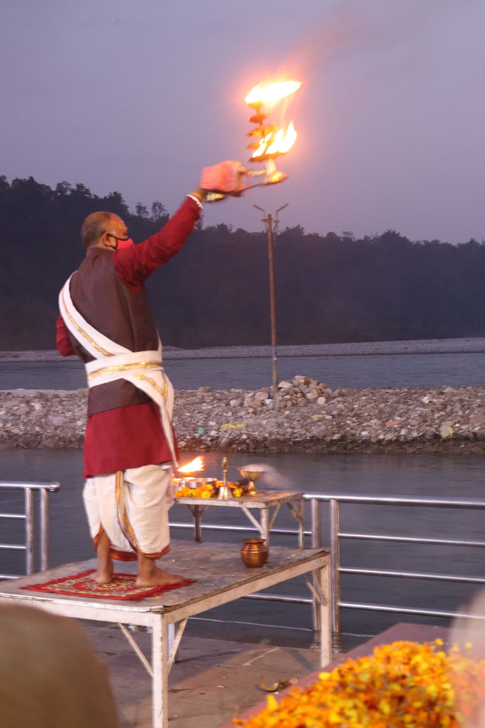 Raising the lamp at dusk by the river